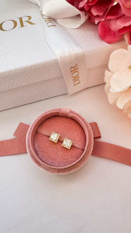 Kwadratowe kolczyki z diamencikiem