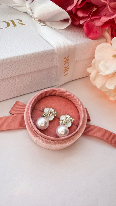 Wiszące perły z diamentowym kwiatem