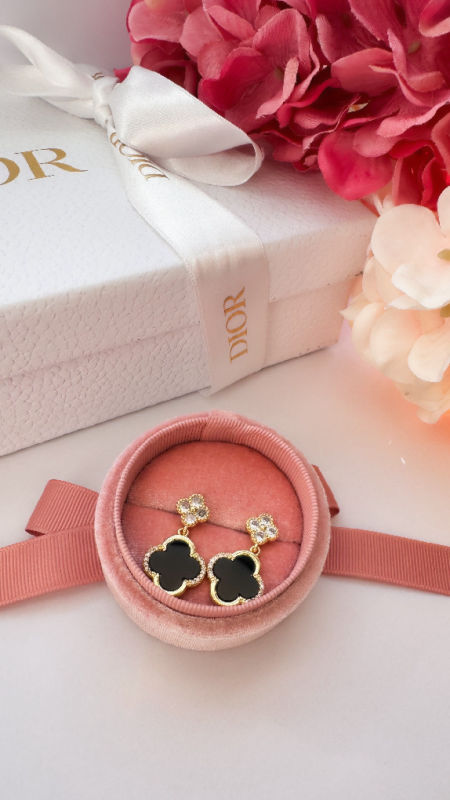 Czarne,wiszące koniczynki z diamencikiem