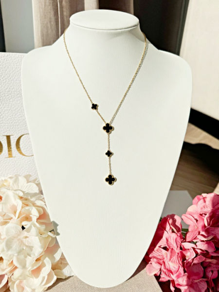 Nazyjnik z czarnymi,wiszącymi koniczynkami