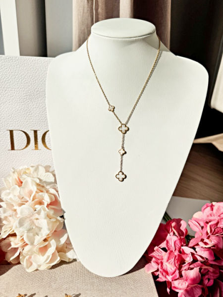 Naszyjnik z białymi,wiszącymi koniczynkami