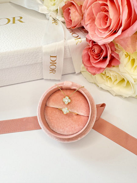 Komplet biżuterii z drobnymi kwiatuszkami (naszyjnik+pierścionek)