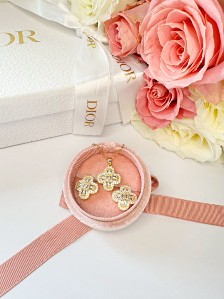 Komplet diamentowych koniczynek (kolczyki + naszyjnik)