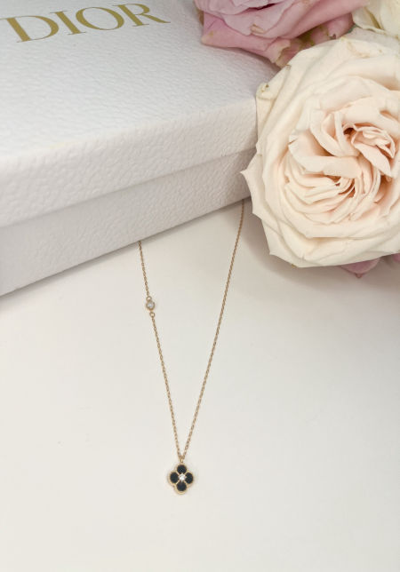 Delikatny naszyjnik-czarny kwiat z cyrkonią