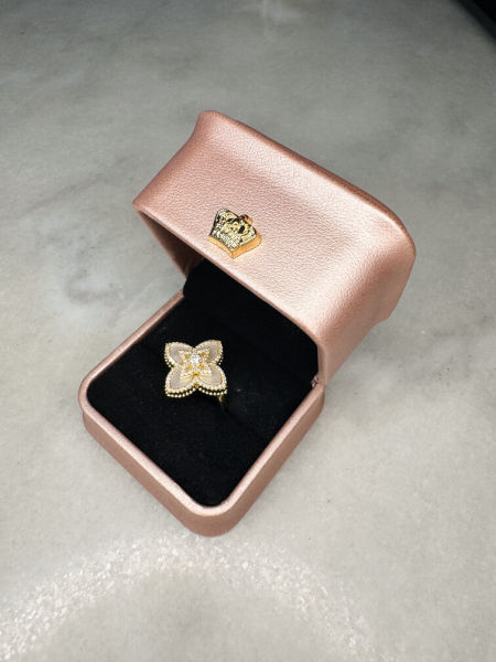 Pierścionek-kwiat otoczony diamencikami z masą perłową