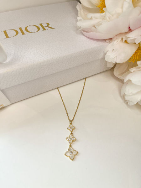 Naszyjnik z wiszącymi kwiatkami