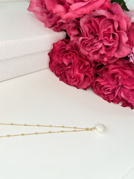 Złoty naszyjnik z nieregularną perłą