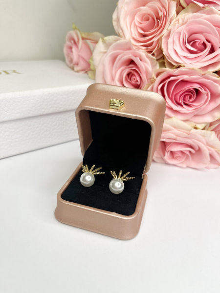 Okrągłe perły ze złotymi elementami