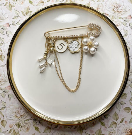 Broszka z pozłacanymi elementami