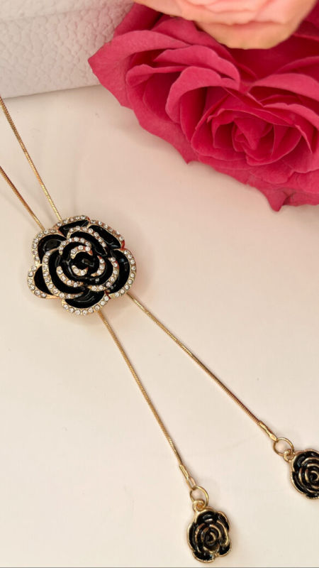 Długi naszyjnik z czarną różą