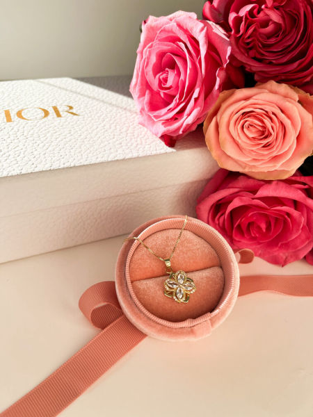 Naszyjnik z diamentowym kwiatkimem