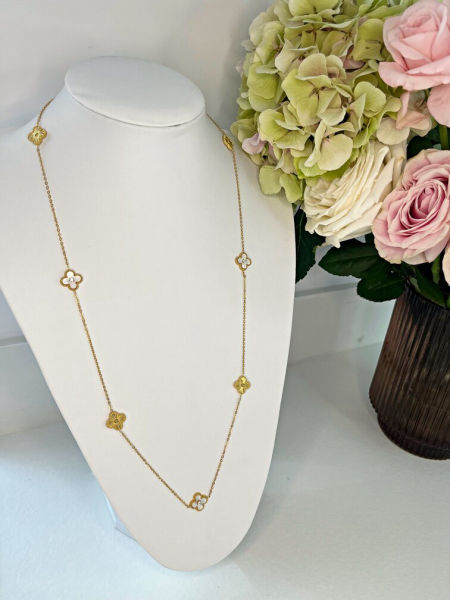 Długi naszyjnik ze złotymi i perłowymi kwiatami.