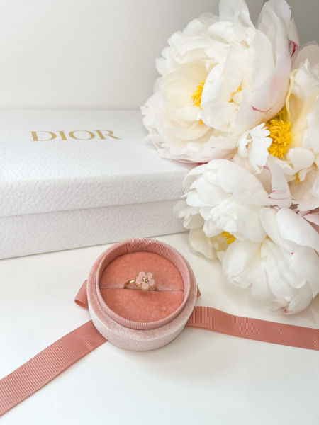 Pierścionek-różowy kwiat