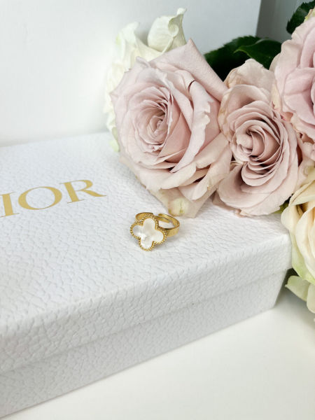 Pierścionek koniczynka-biały