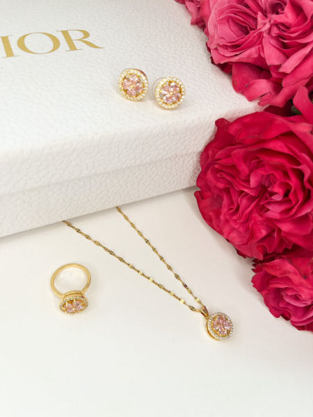 Komplet biżuterii z diamencikami i różowym kwiatkiem