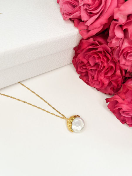 Naszyjnik z otwierającą się okrągłą perłą