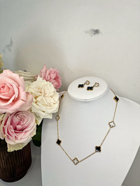 Naszyjnik z czarnymi i perłowymi koniczynkami