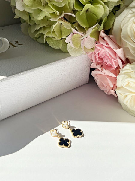 Kolczyki-wiszące koniczynki w kolorze perłowo-czarnym