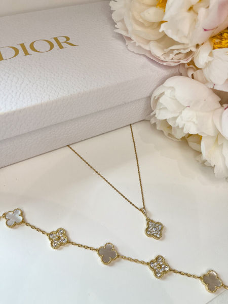 Naszyjnik-koniczynka wypełniony diamencikami