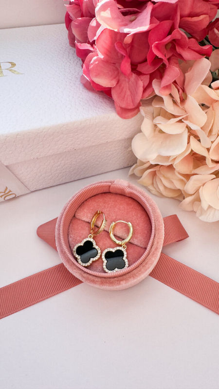 Wiszące,czarne koniczynki otoczone diamencikami