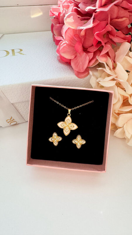 Komplet kwiatów z diamencikami