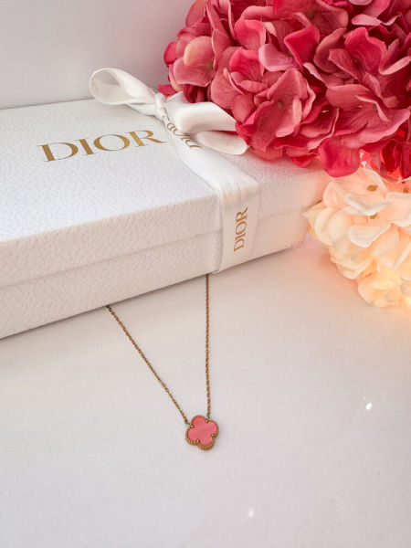 Dwustronny naszyjnik-różowa koniczynka