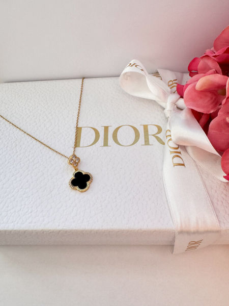 Naszyjnik-czarna koniczynka z diamencikami