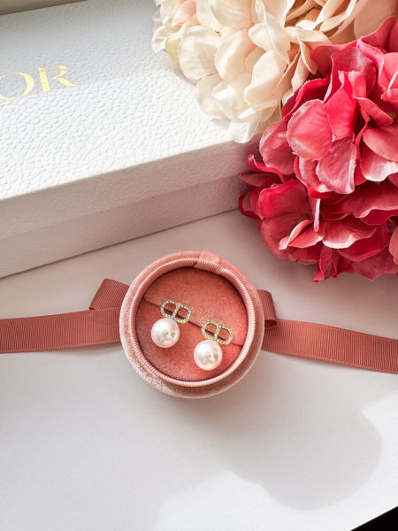 Kolczyki z wiszącą perłą 